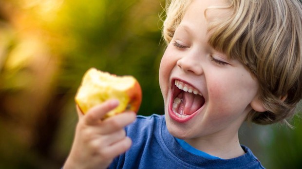 comer manzana